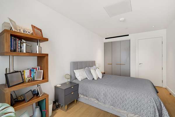 Flat Prospect Way in Greater London