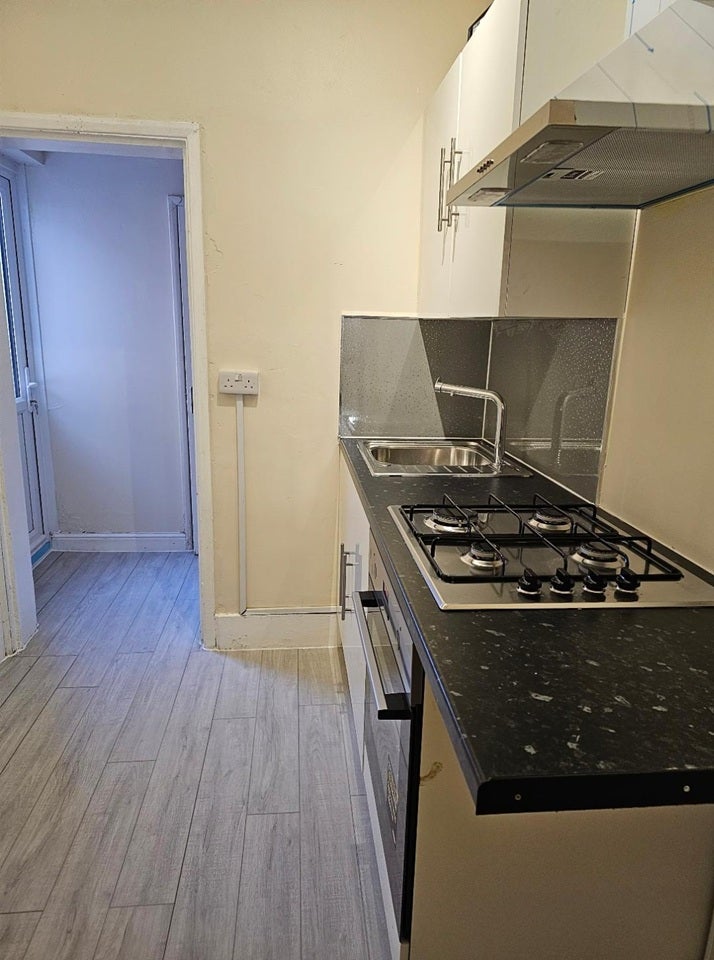 Room Churchfields Road in Greater London