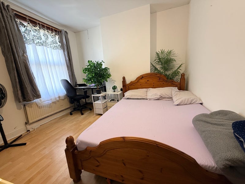 Room Saxon Road in Greater London
