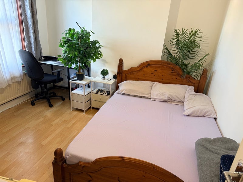 Room Saxon Road in Greater London