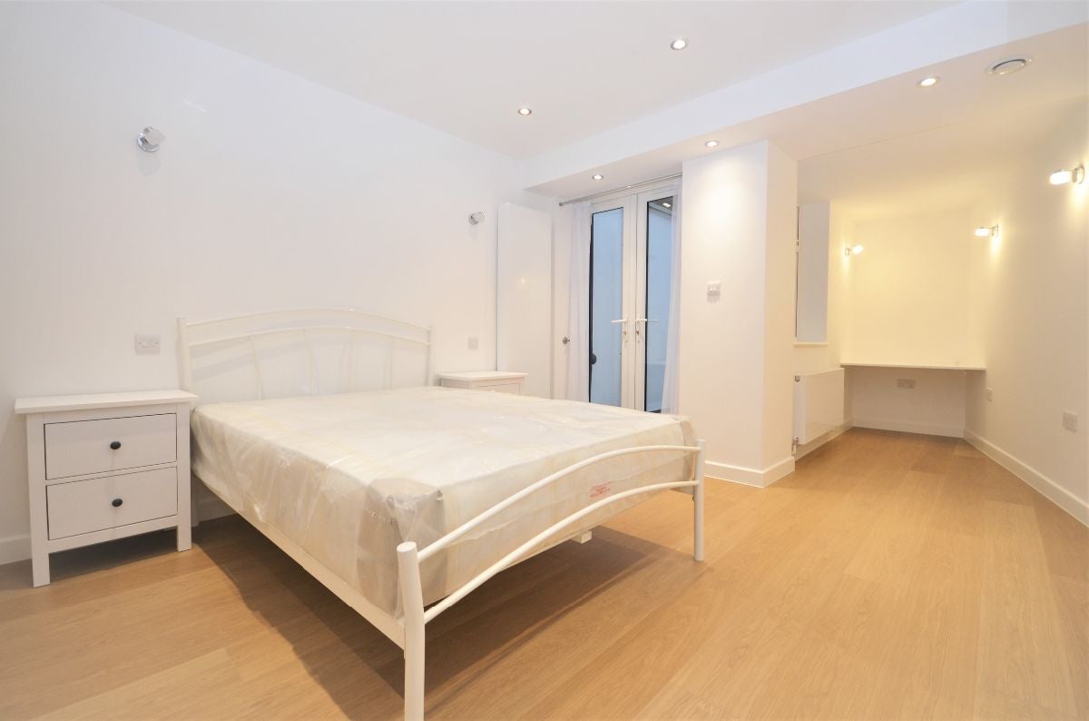 Flat Churchfield Road in Greater London