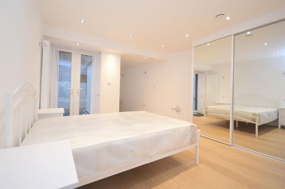 Flat Churchfield Road in Greater London