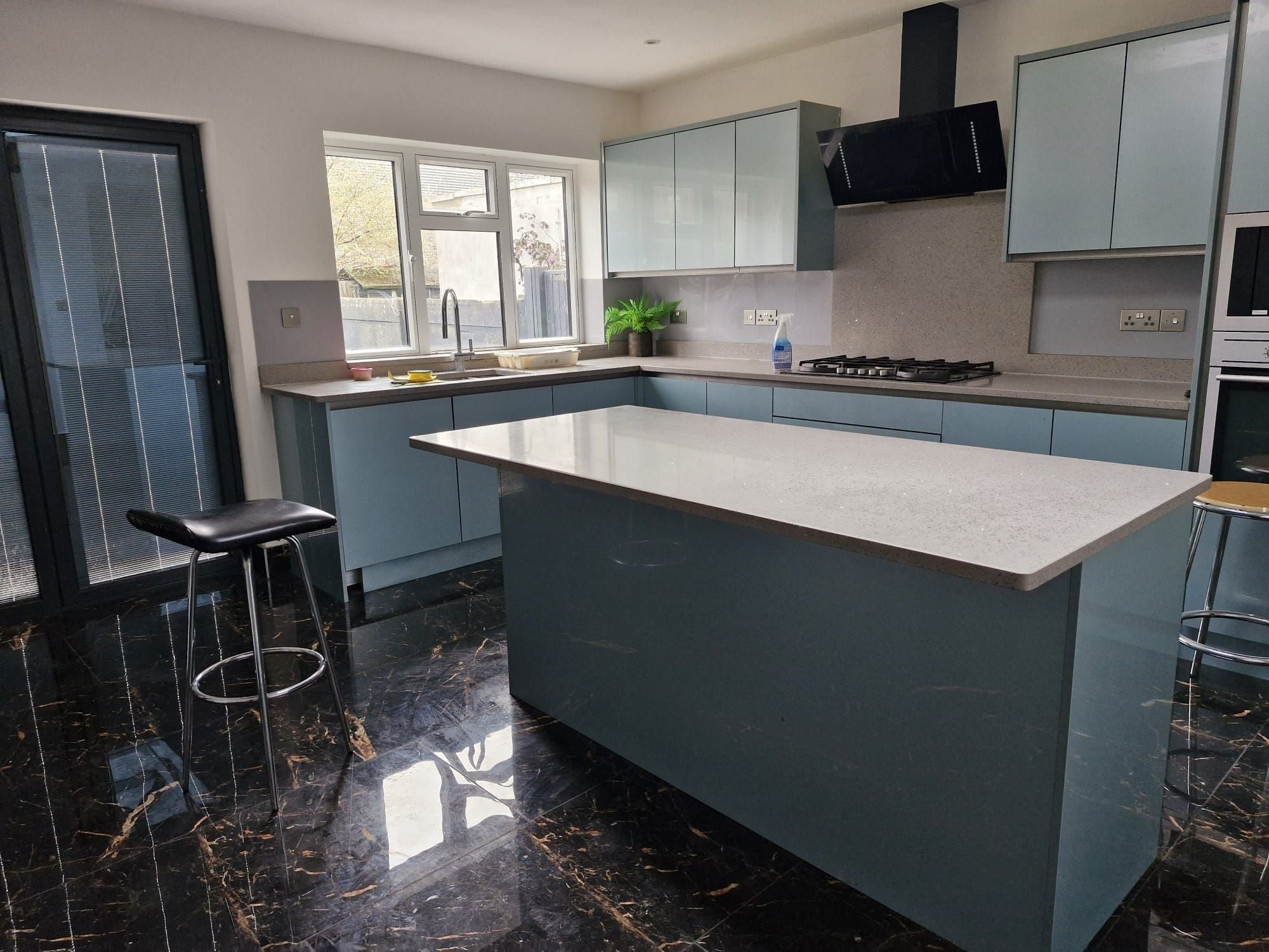 Flat Woodmansterne Road in Greater London