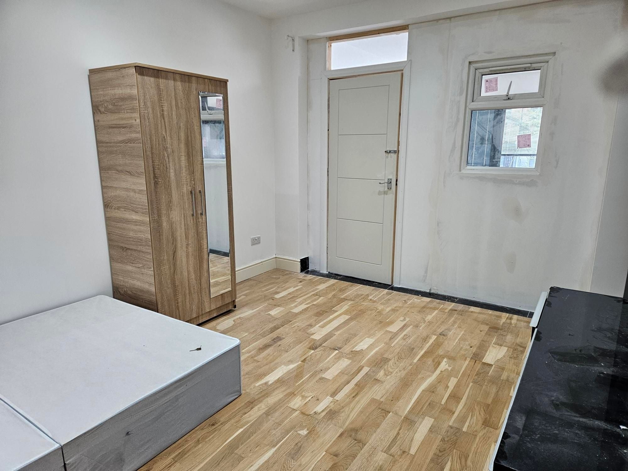 Flat Woodmansterne Road in Greater London