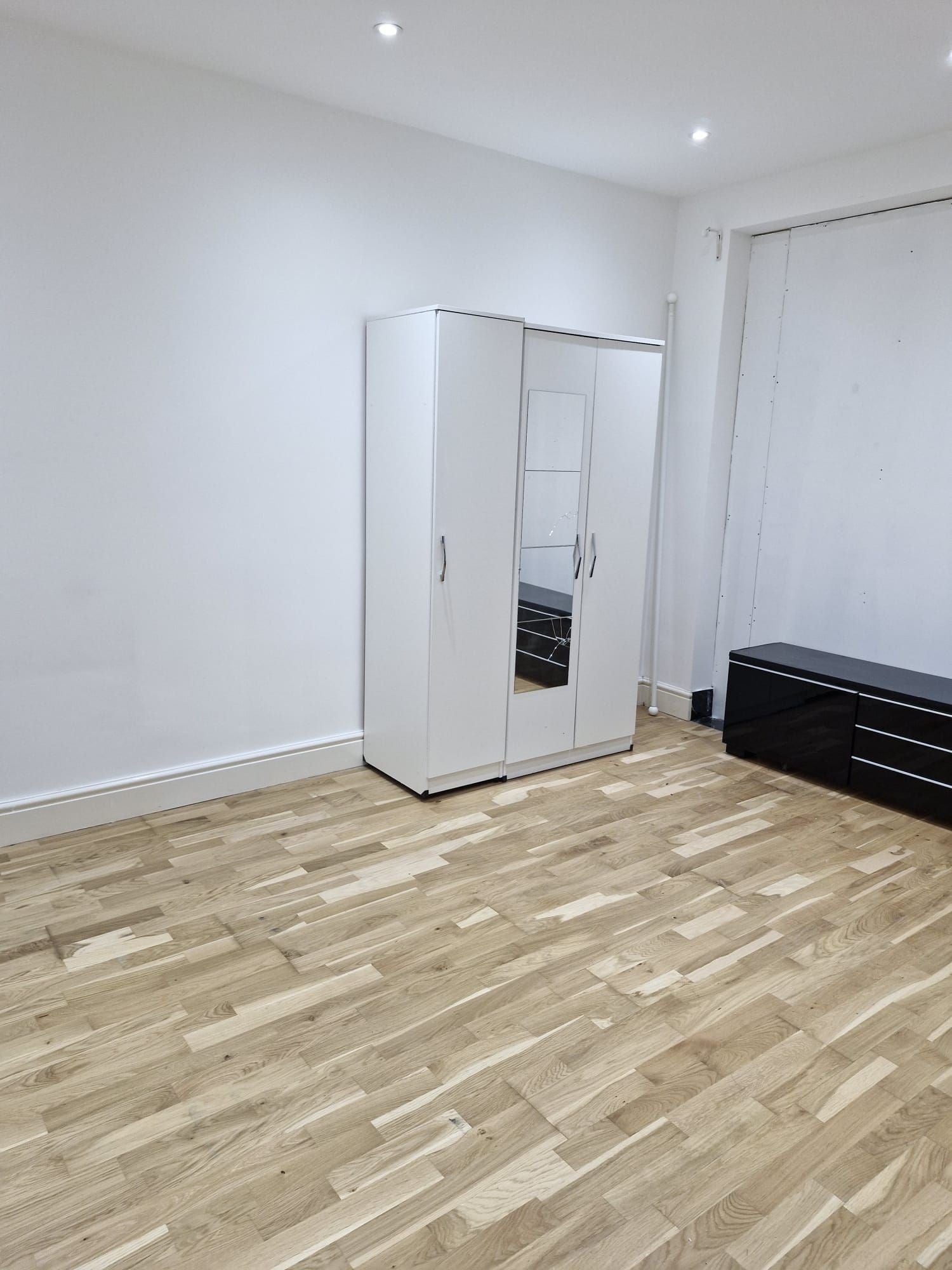 Flat Woodmansterne Road in Greater London