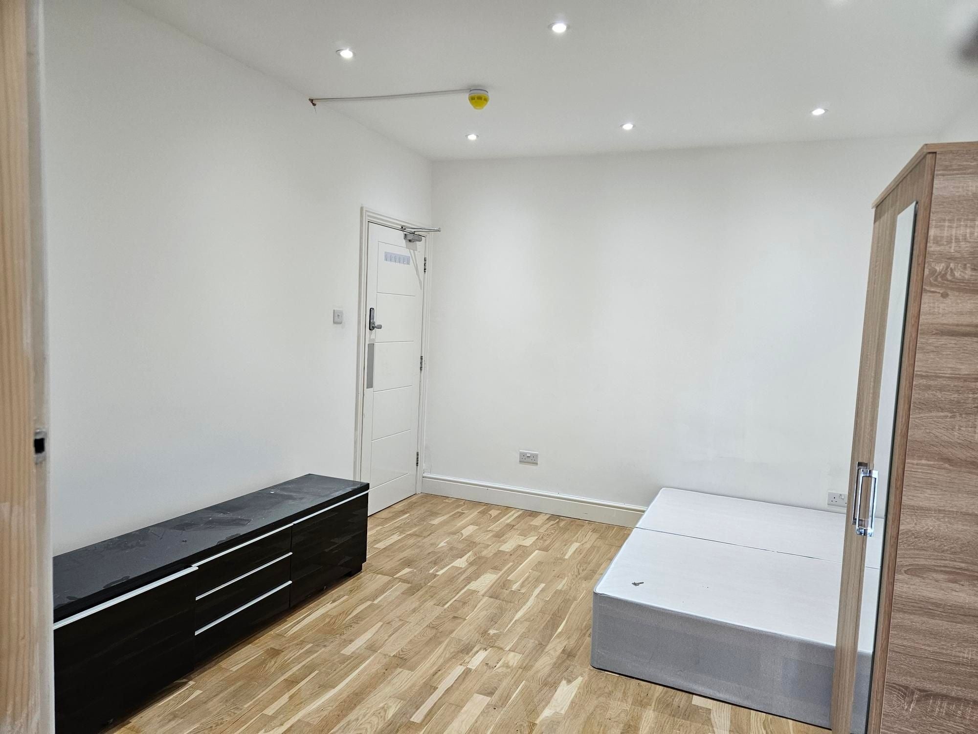 Flat Woodmansterne Road in Greater London