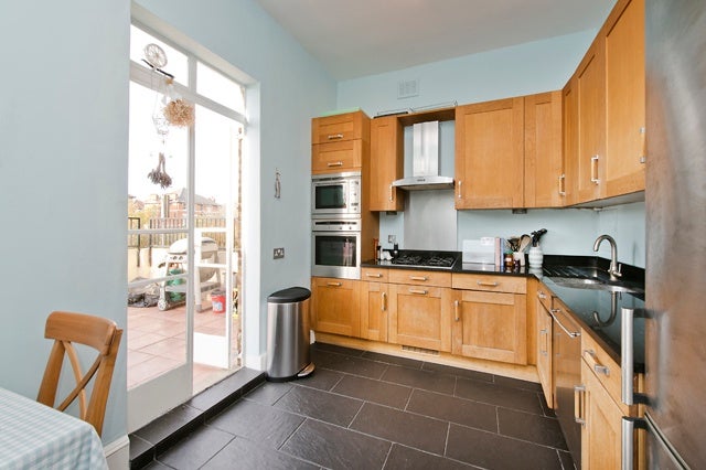 Flat Dealtry Road in Greater London