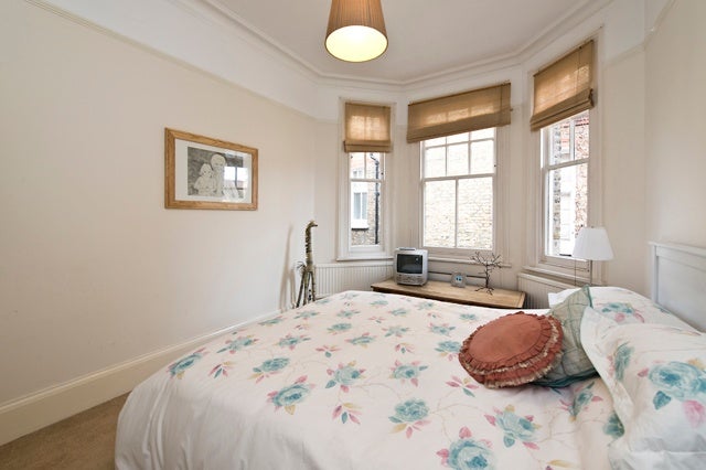 Flat Dealtry Road in Greater London