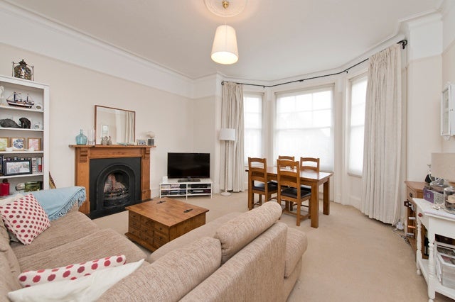 Flat Dealtry Road in Greater London