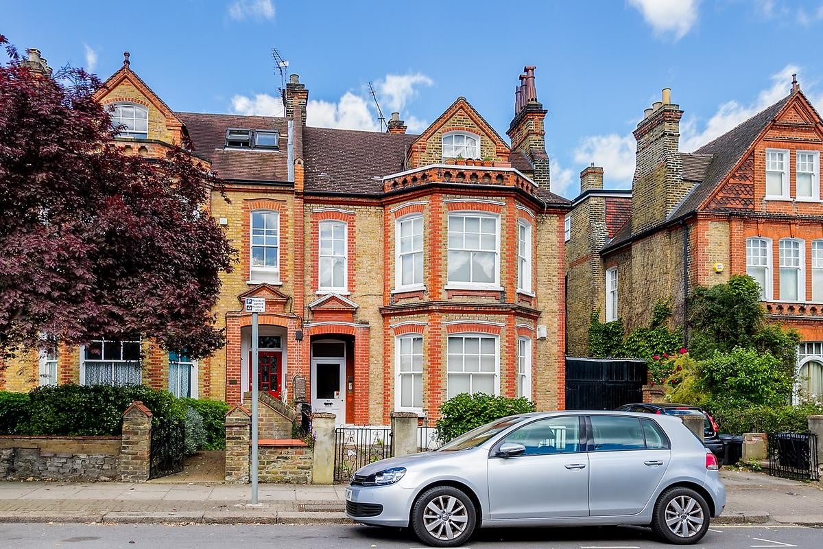 Flat Dealtry Road in Greater London