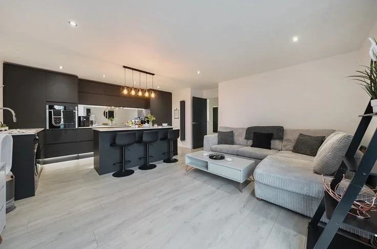 Flat Victoria Avenue in Elmbridge