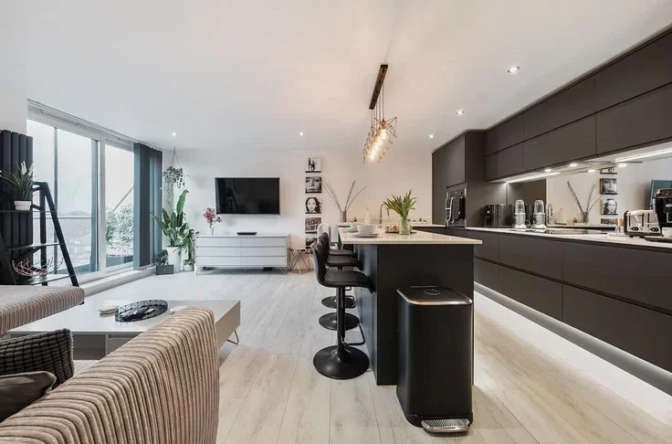 Flat Victoria Avenue in Elmbridge