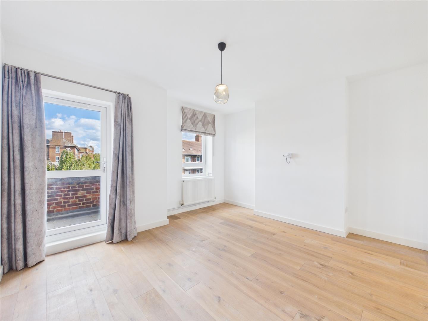 Flat Hanbury Street in Greater London