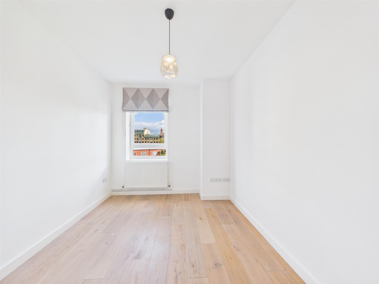 Flat Hanbury Street in Greater London
