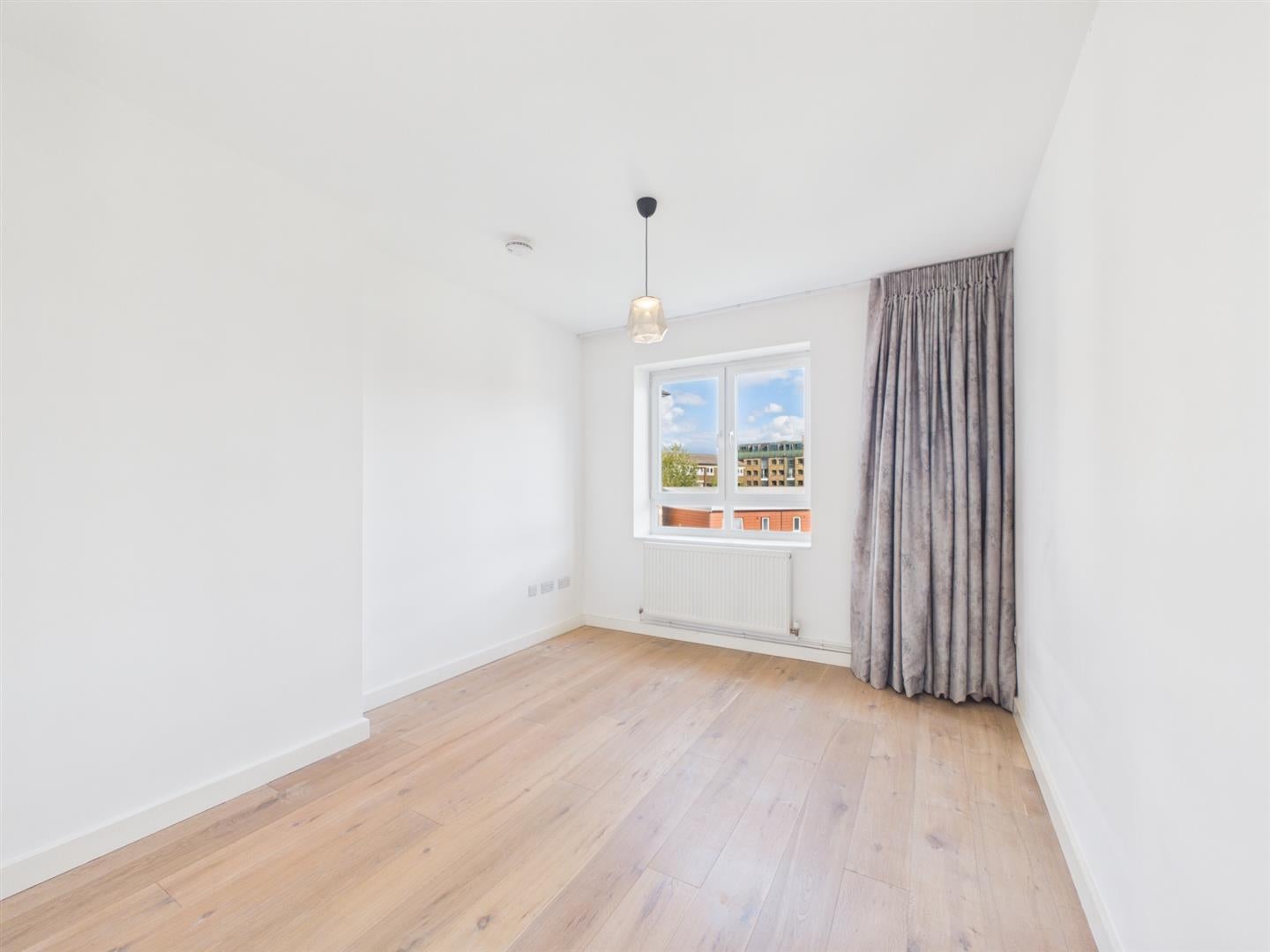 Flat Hanbury Street in Greater London