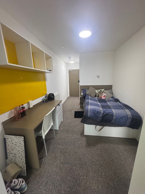 Room North End Road in Greater London