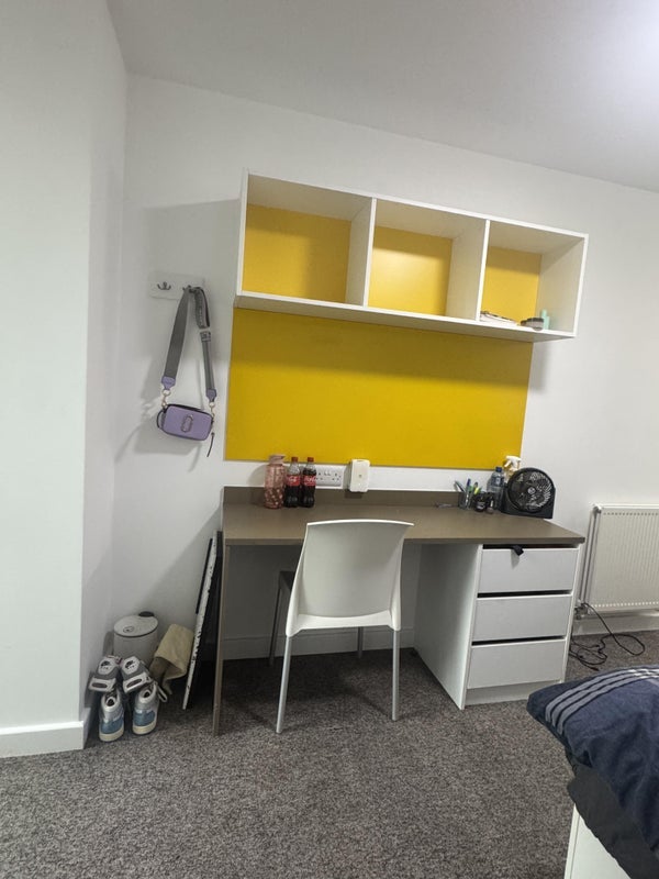 Room North End Road in Greater London