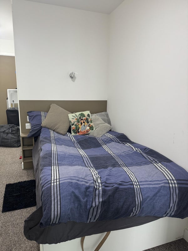 Room North End Road in Greater London