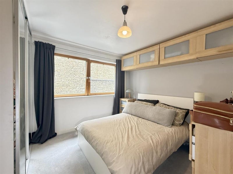 Room Ambleside Close in Greater London