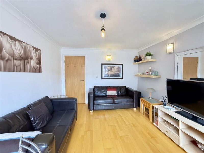 Room Ambleside Close in Greater London