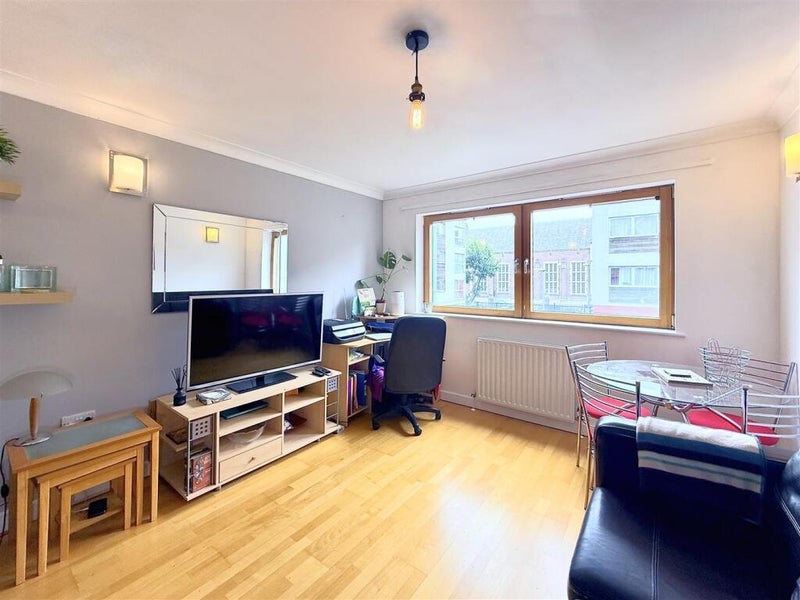 Room Ambleside Close in Greater London