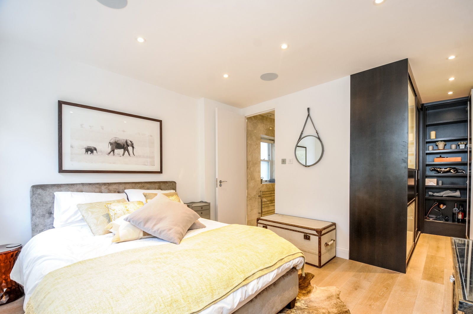 Flat Marloes Road in Greater London