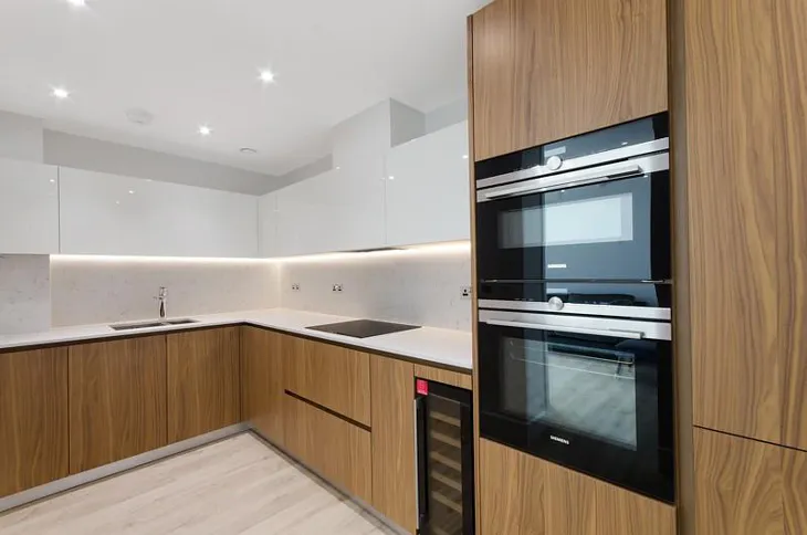 Flat Piazza Walk in Greater London