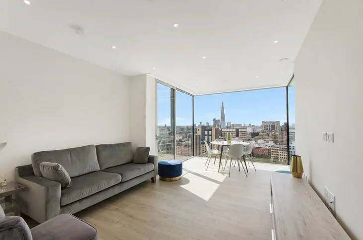Flat Piazza Walk in Greater London