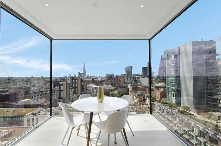 Flat Piazza Walk in Greater London