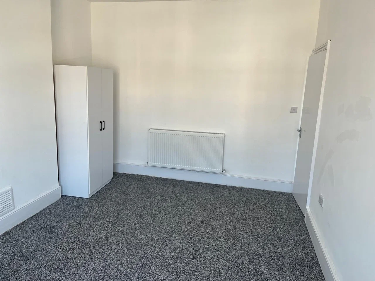 Flat Blythswood Road in Greater London