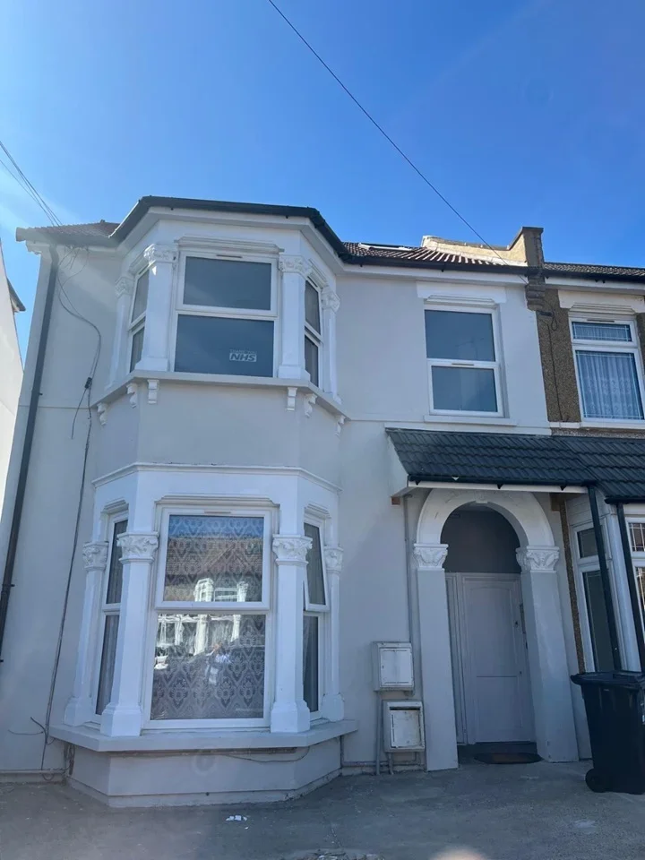 Flat Blythswood Road in Greater London