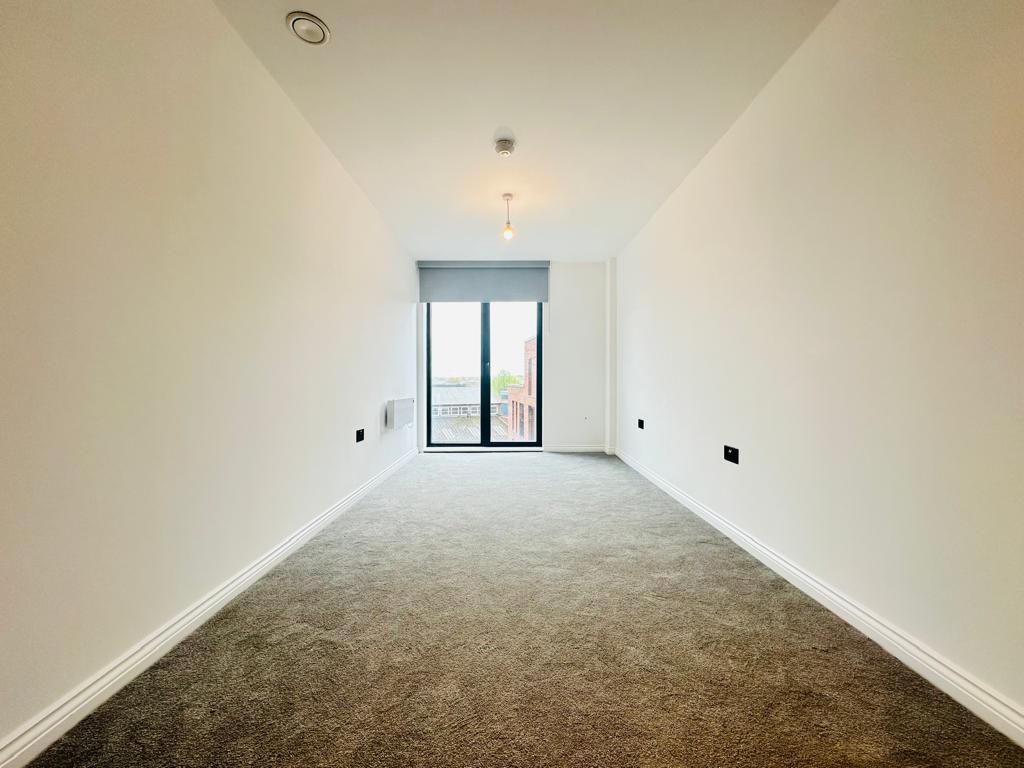 Flat Whitehall Road in Leeds