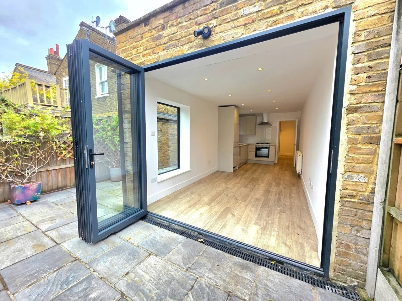 Flat Clarence Road in Greater London