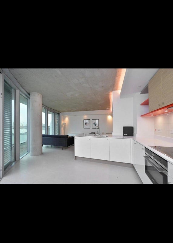Room Silvertown Way in Greater London