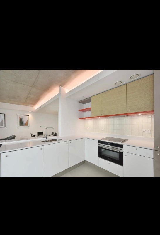 Room Silvertown Way in Greater London