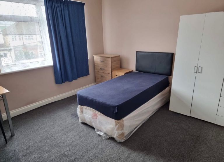 Flat Elstree Gardens in Greater London