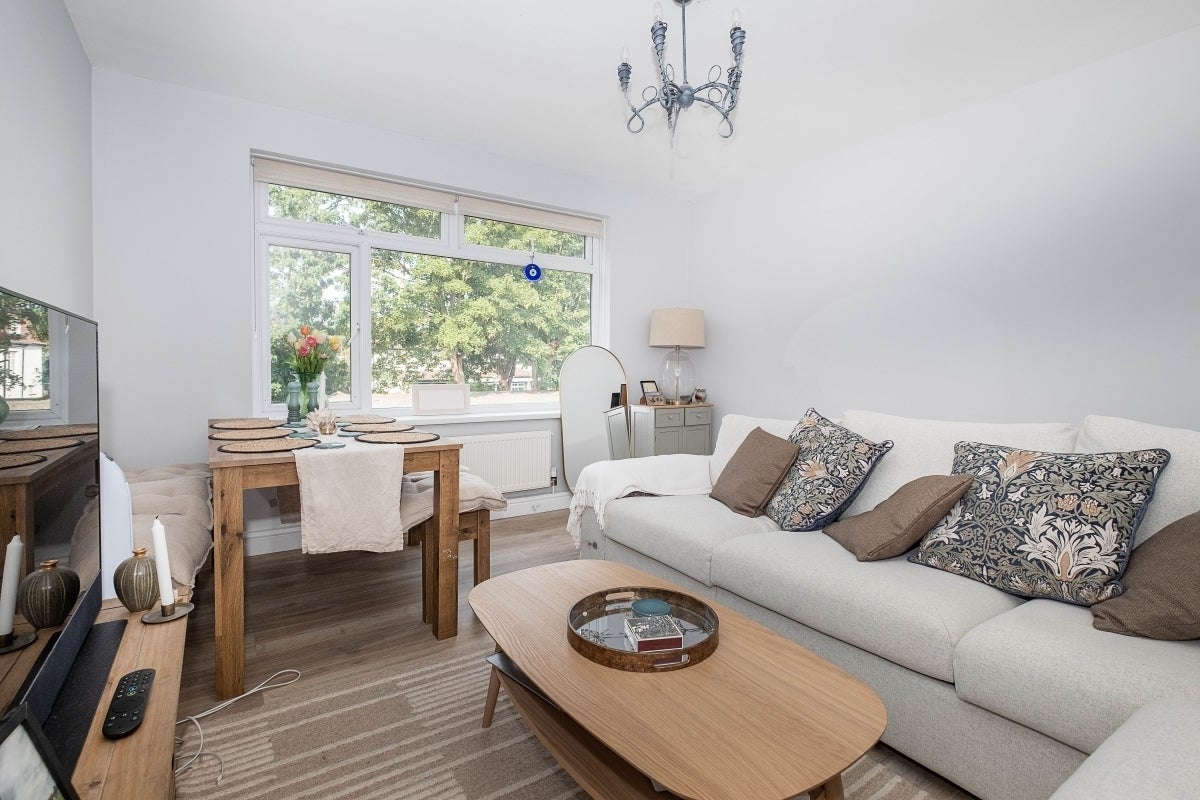 Flat Whitton Road in Greater London
