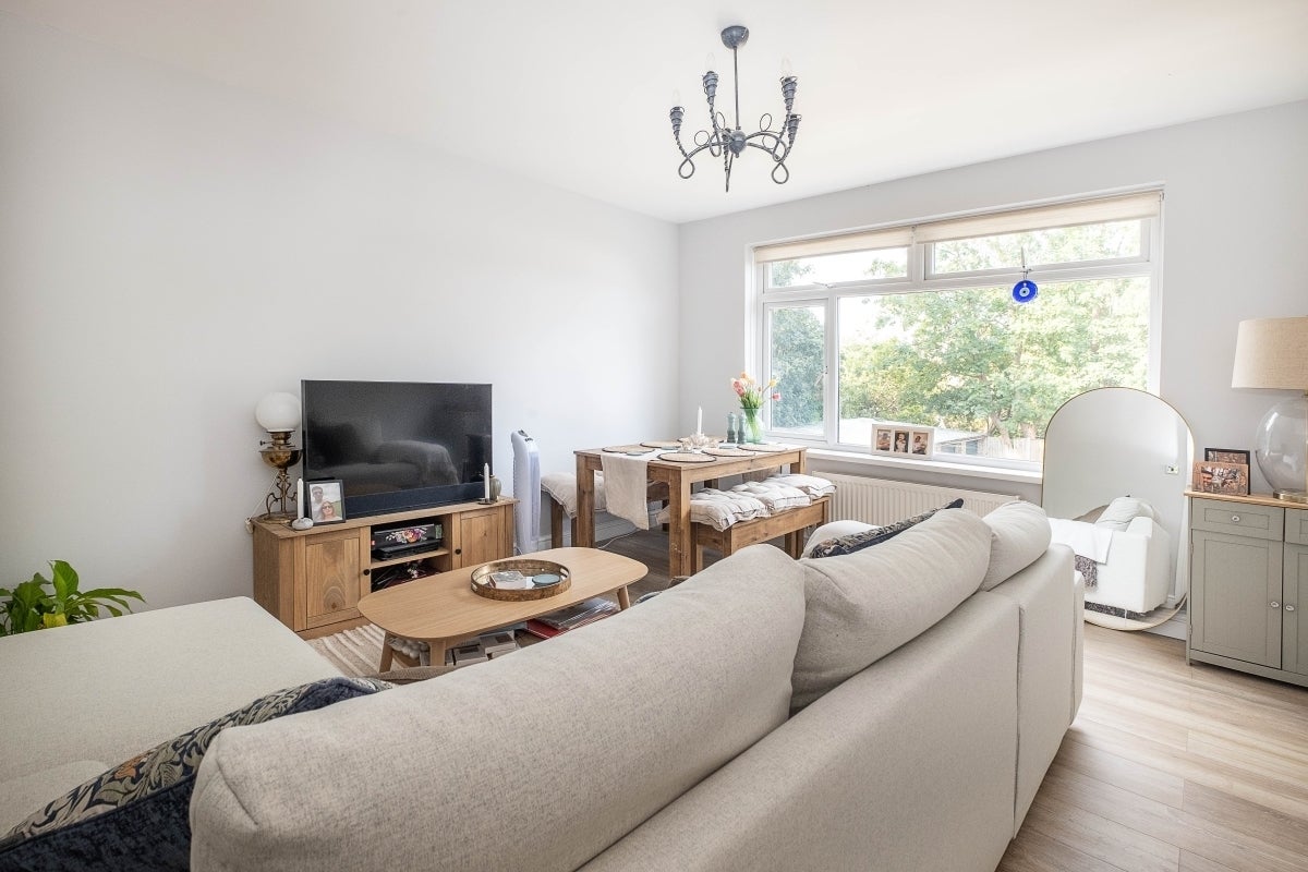 Flat Whitton Road in Greater London