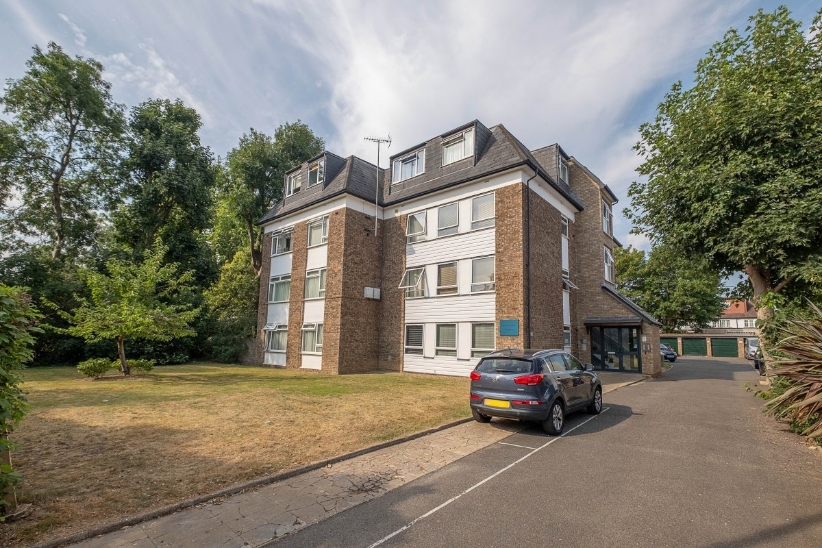 Flat Whitton Road in Greater London