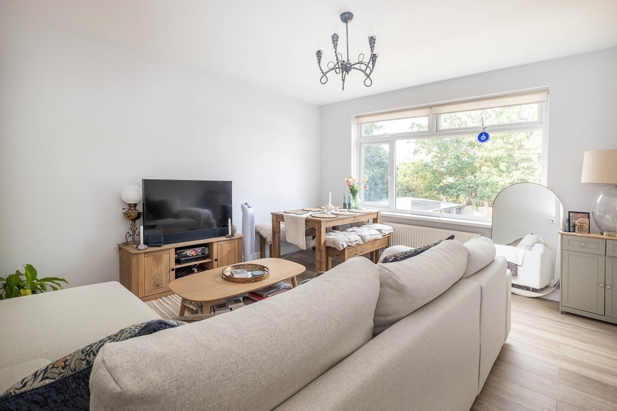 Flat Whitton Road in Greater London