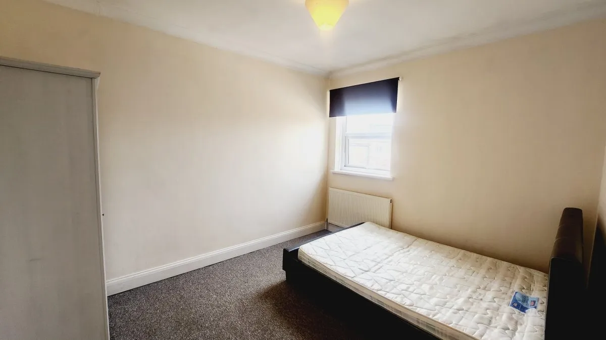 Flat Seward Road in Greater London