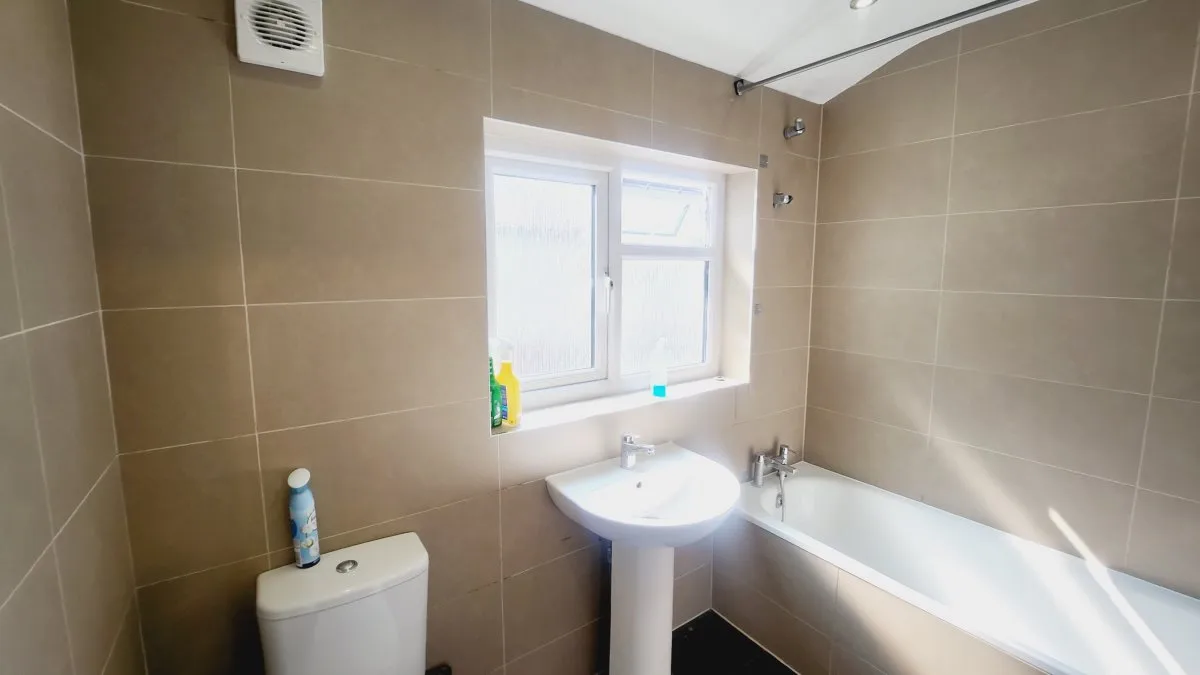Flat Seward Road in Greater London