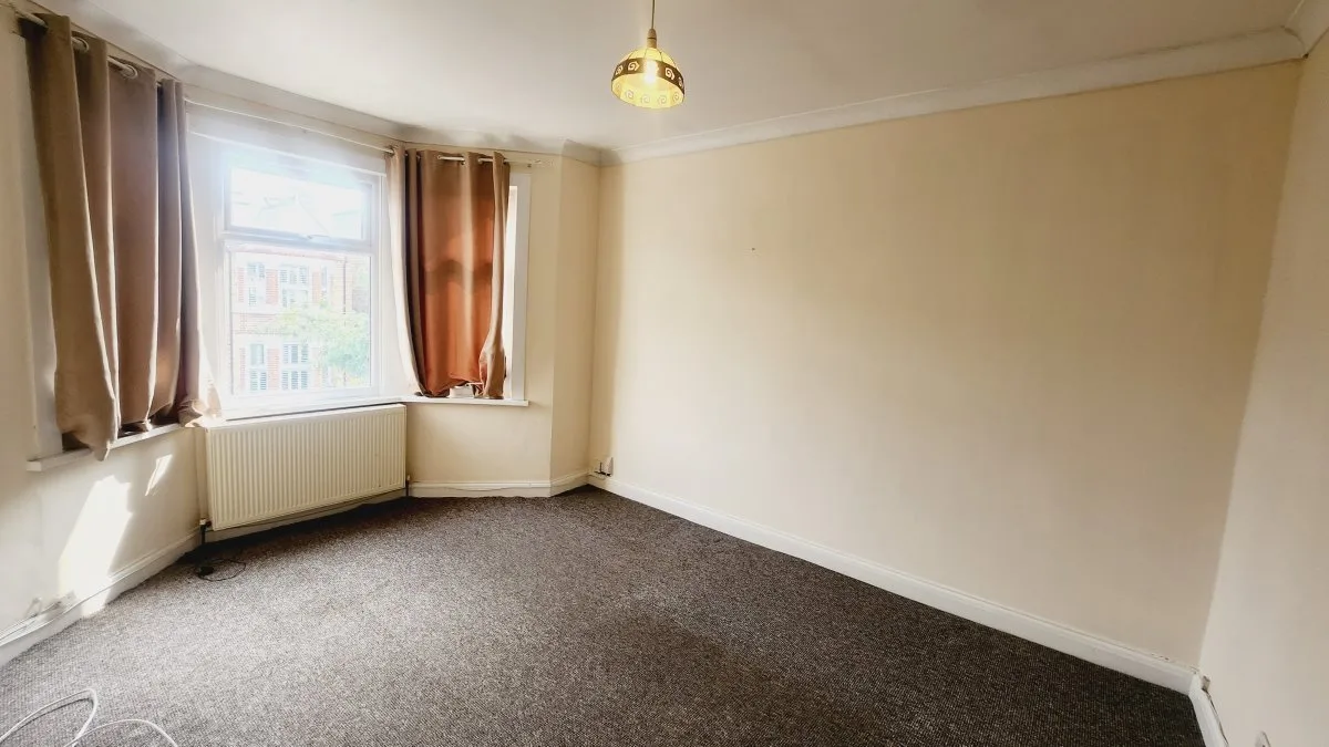 Flat Seward Road in Greater London