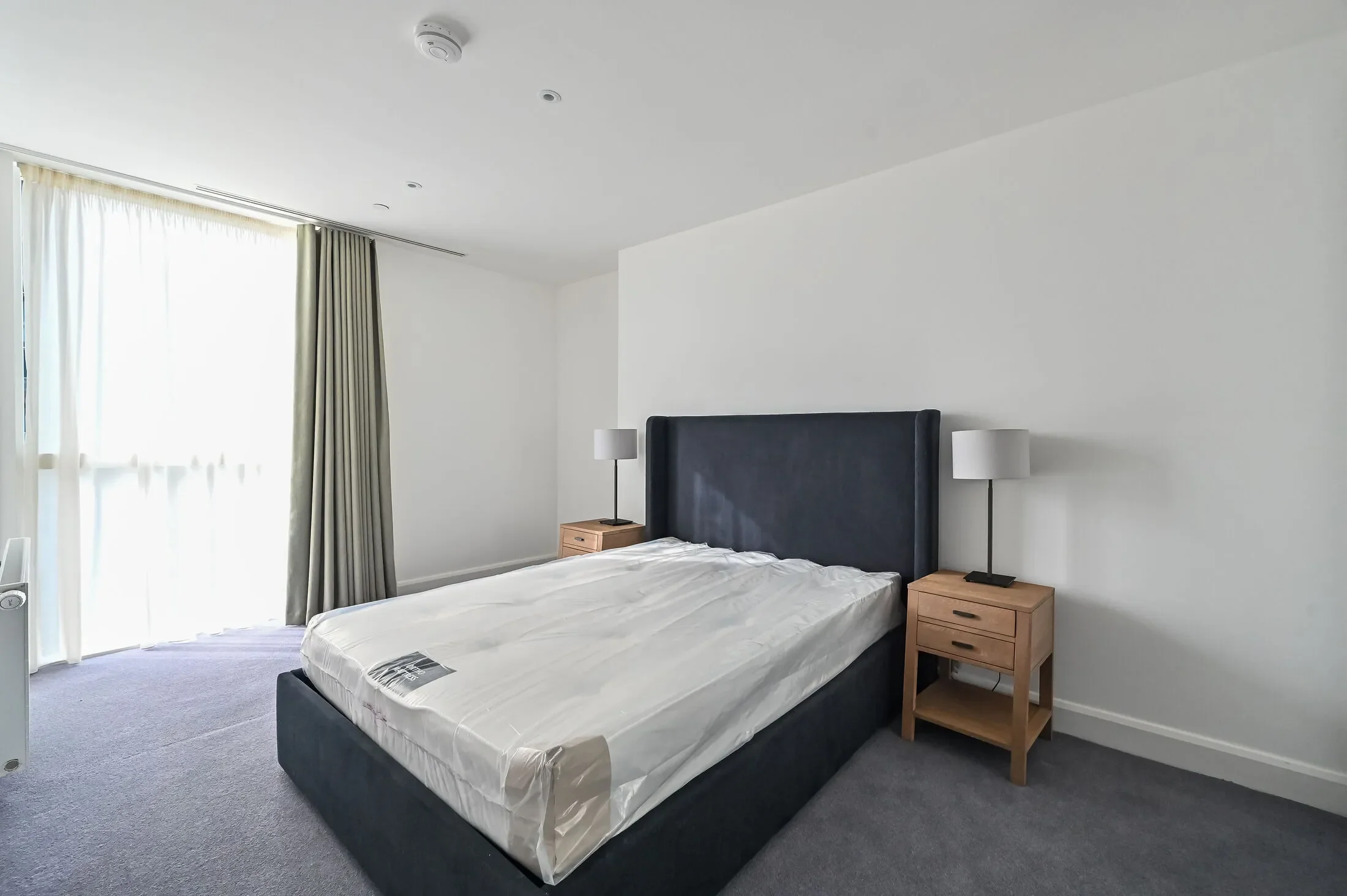 Flat Harbour Way in Greater London