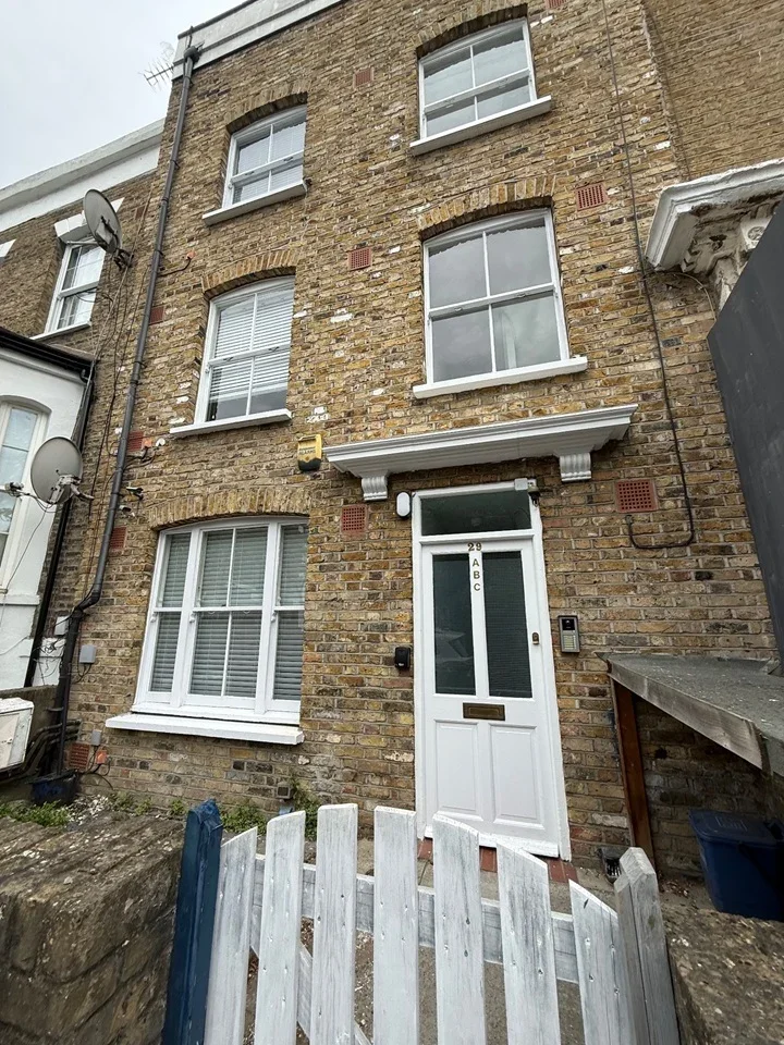Flat Nevill Road in Greater London