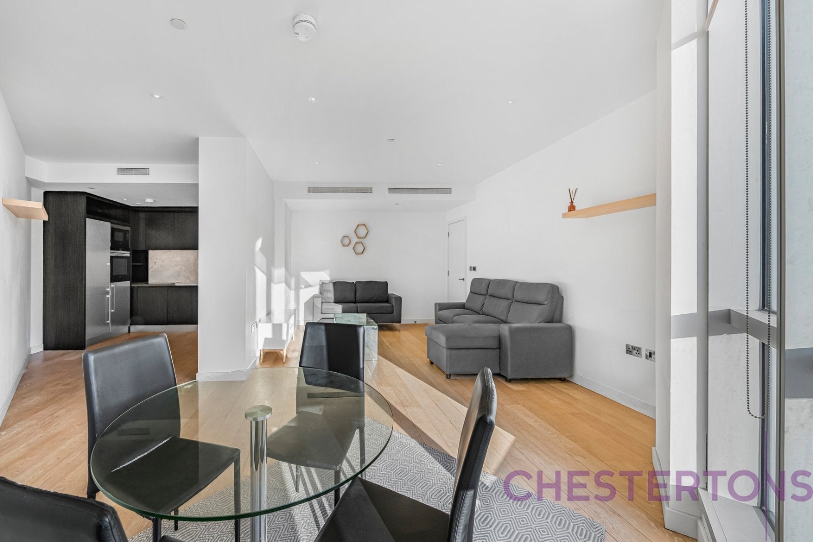 Flat Biscayne Avenue in Greater London