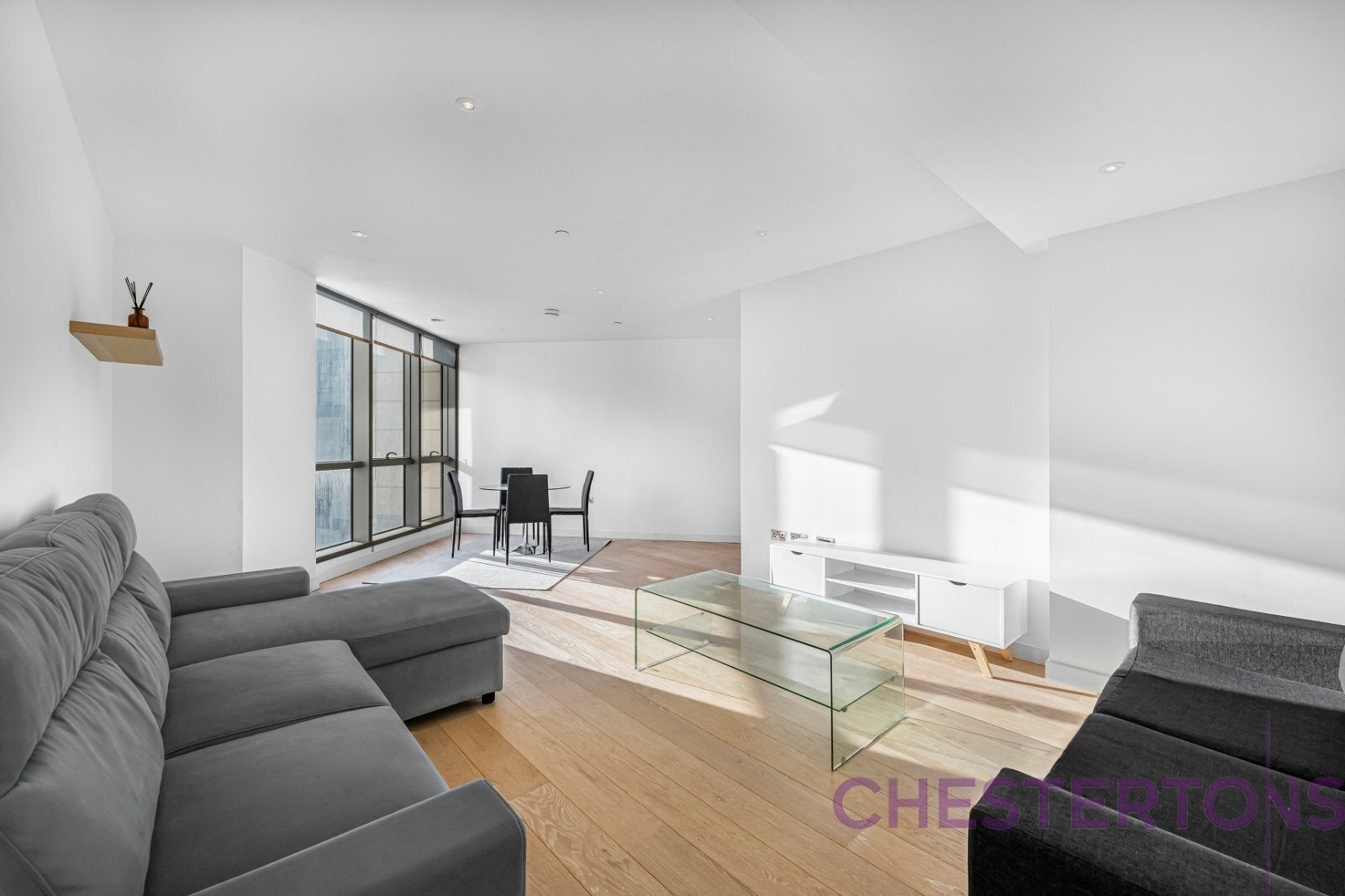 Flat Biscayne Avenue in Greater London
