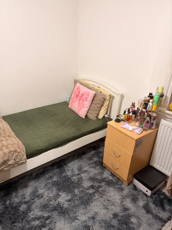 Room Waddon New Road in Greater London