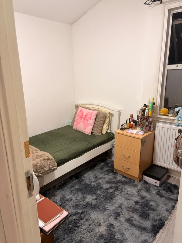 Room Waddon New Road in Greater London