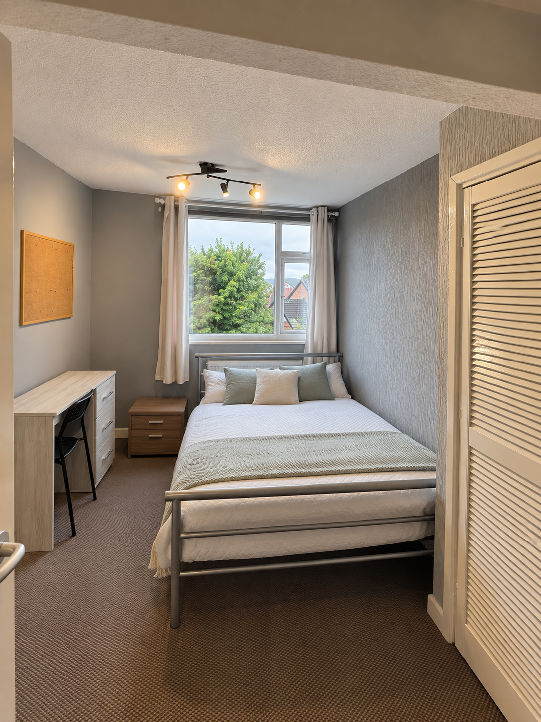 Flat Rosebank Road in Leeds